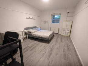 Modern City Apt, New and Exclusive, Fast Wifi, TV